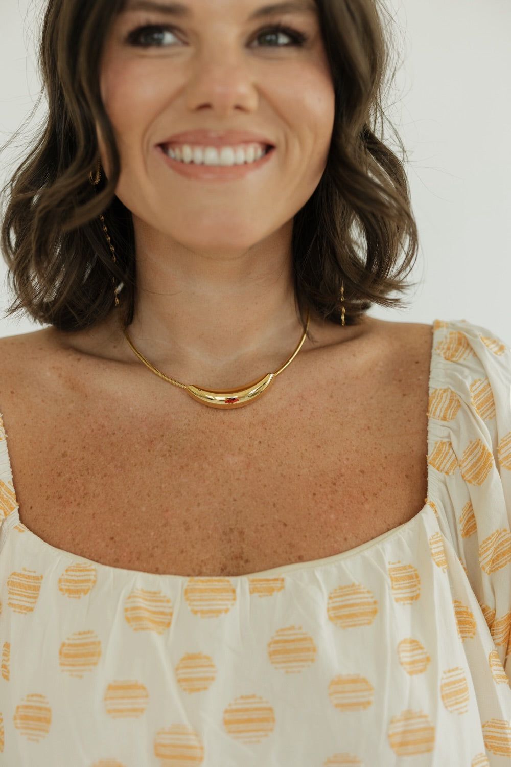Bold Pendant Omega Chocker